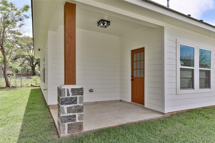 Exterior details and patio area of a home in , Lake Jackson (Image 3).