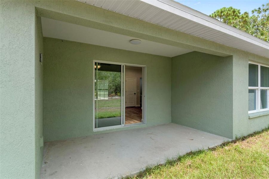 Exterior details and patio area of a home in , Dunnellon (Image 3).