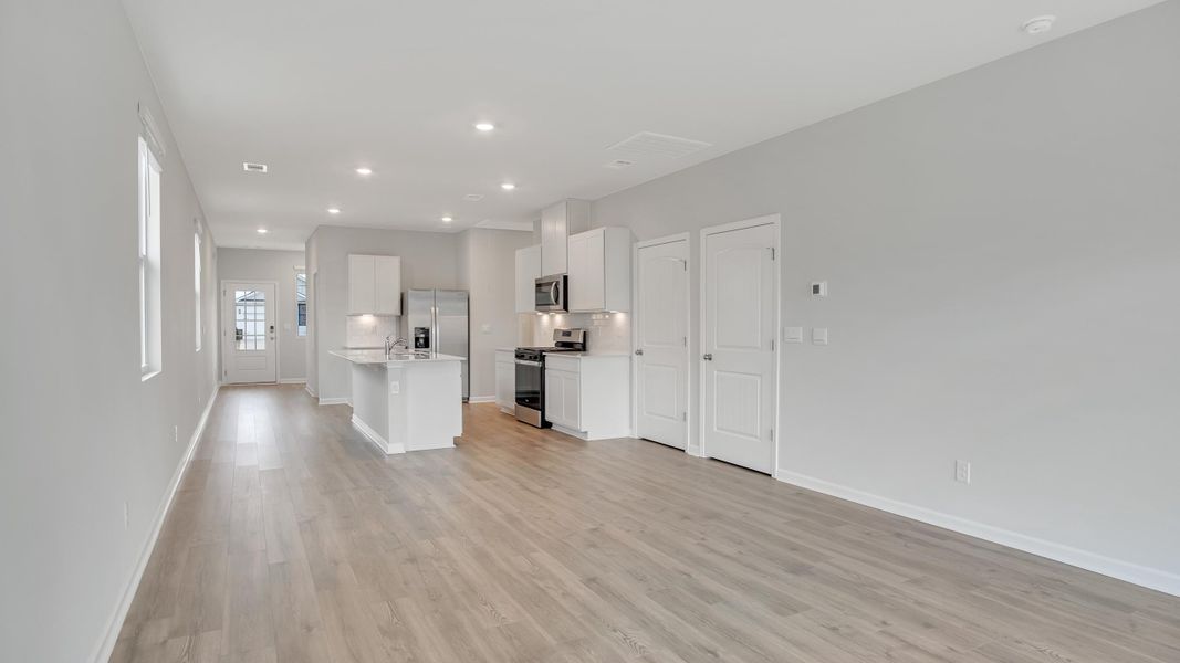 Spacious, unfurnished interior of a new home in River Landing, Murfreesboro (Image 15).