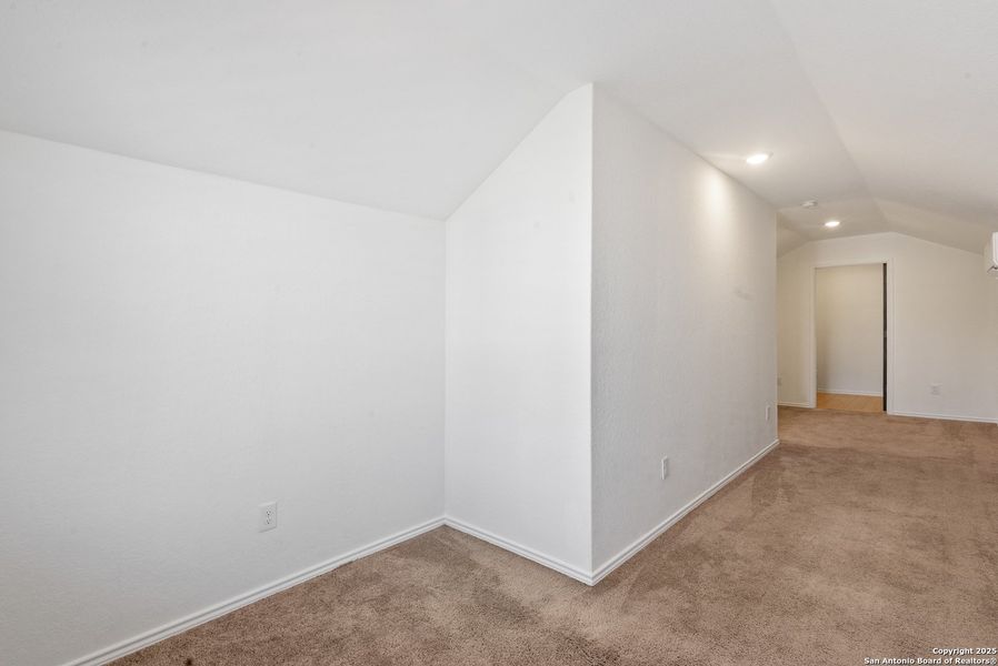 Spacious, unfurnished interior of a new home in Elm Trails, San Antonio (Image 10).