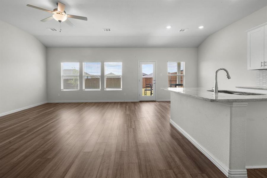Spacious, unfurnished interior of a new home in Cibolo Hills, Fort Worth (Image 16). Spacious, unfurnished interior of a new home in Cibolo Hills, Fort Worth (Image 16).