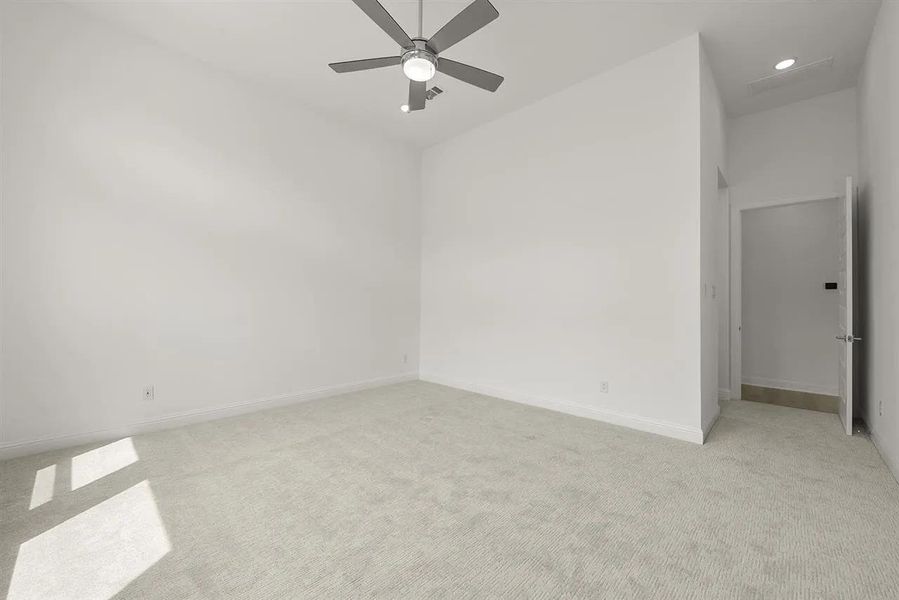 Spacious, unfurnished interior of a new home in Wolf Ranch South Fork, Georgetown (Image 13).