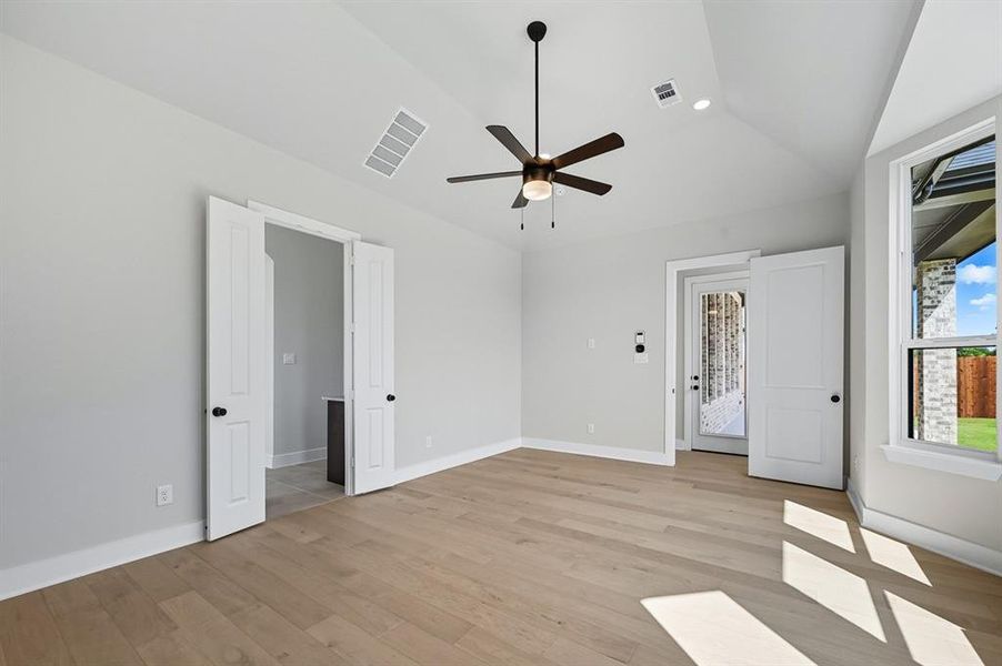 Spacious, unfurnished interior of a new home in Dove Hollow, Waxahachie (Image 18). Spacious, unfurnished interior of a new home in Dove Hollow, Waxahachie (Image 18).