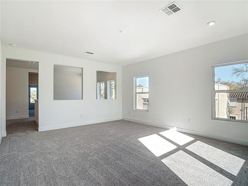 Spacious, unfurnished interior of a new home in , Tampa (Image 80).