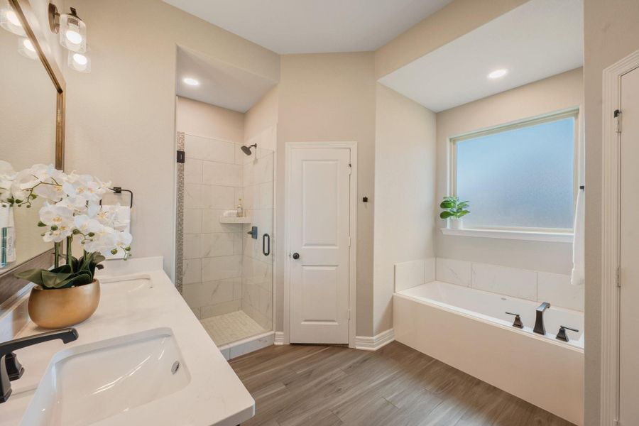 **Photos are sample photos of similar plan. Colors and features might vary**