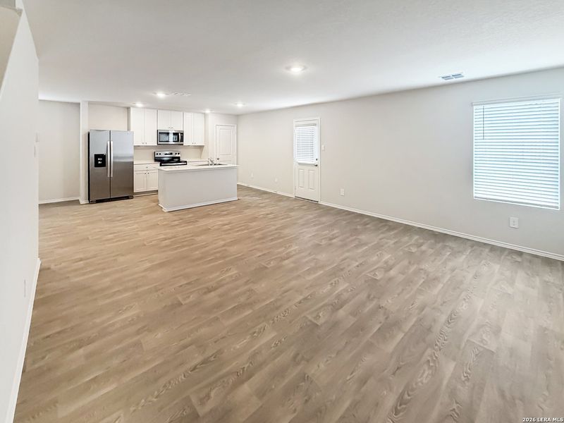 Spacious, unfurnished interior of a new home in Spring Valley, New Braunfels (Image 27).
