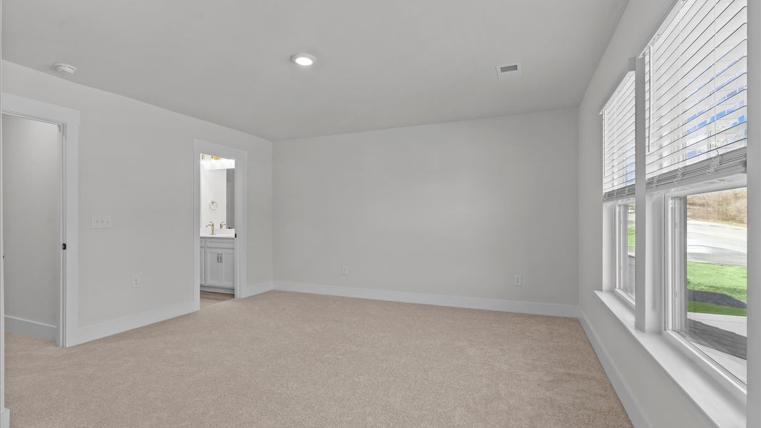 Desirable primary suite layout with spacious en suite bath in a proven, established community at Gresham Station