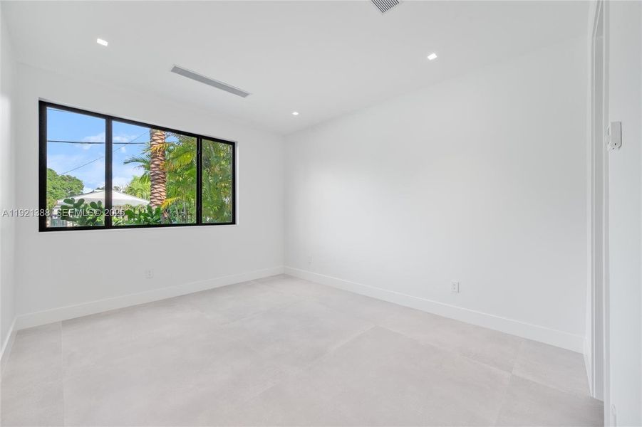 Spacious, unfurnished interior of a new home in , Miami (Image 20).