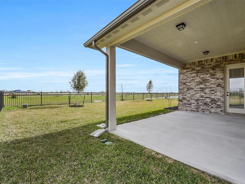 Exterior details and patio area of a home in Sierra Vista, Rosharon (Image 4).
