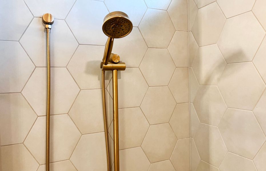 Representative interior finishes for a home built from the Keller by Pulte Homes in Kings Way, Denton (Image 24).