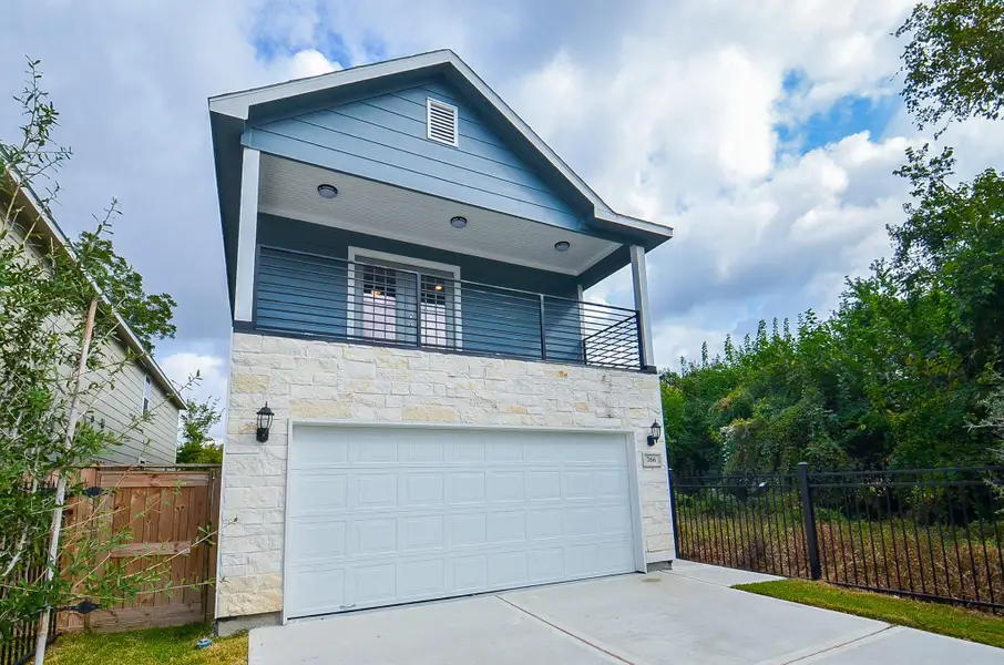 “Minutes to everything.” Ubicación conveniente con acceso a tiendas, restaurantes y vías principales—comodidad y conexión.