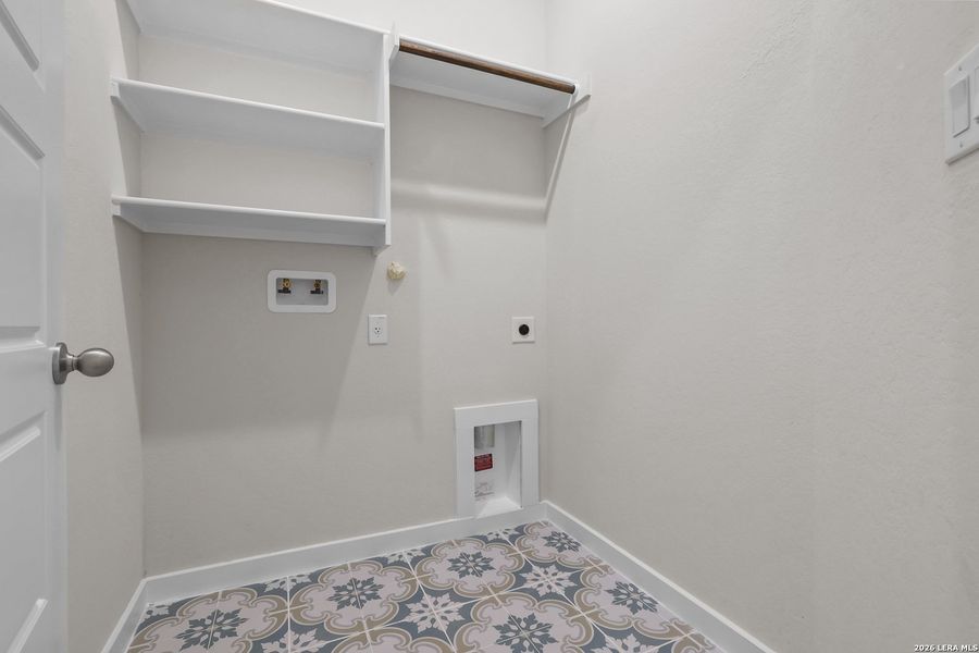 Spacious, unfurnished interior of a new home in Buffalo Crossing, Cibolo (Image 42).