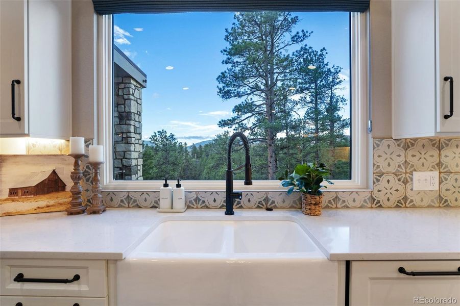 Who says washing dishes can’t come with a breathtaking mountain view?