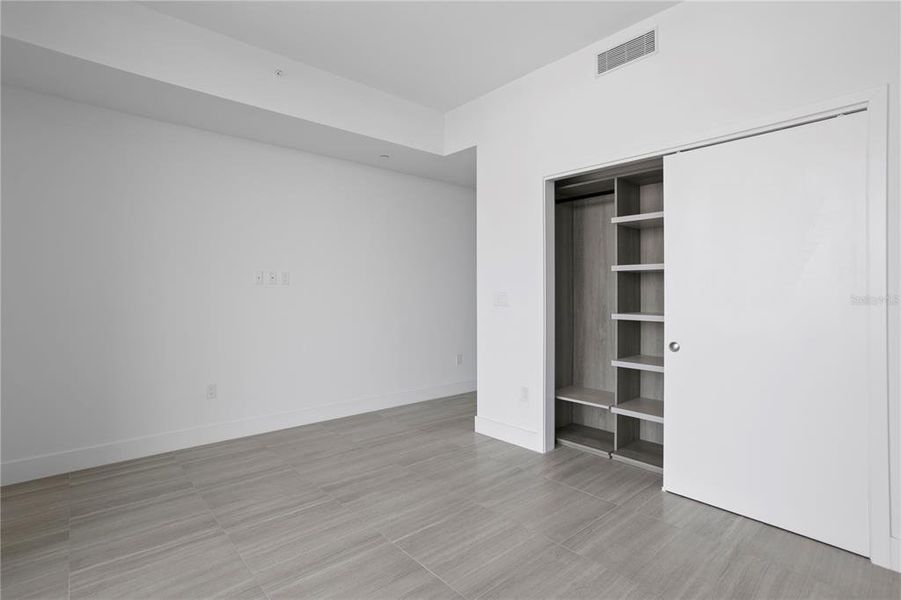 Spacious, unfurnished interior of a new home in , Tampa (Image 27).