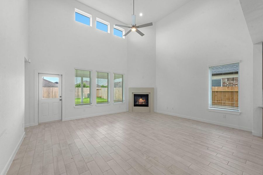 Spacious, unfurnished interior of a new home in Grand Mason Crossing, Katy (Image 24).