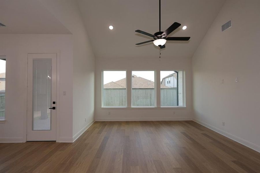 Spacious, unfurnished interior of a new home in Pecan Square - Gardens, Northlake (Image 9).