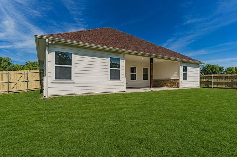 Exterior details and patio area of a home in , Granbury (Image 4).