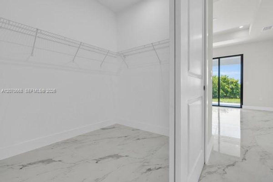 Spacious, unfurnished interior of a new home in , Cape Coral (Image 32).