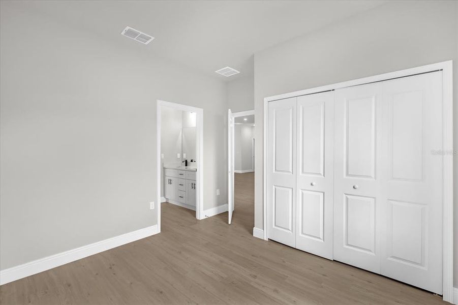 Spacious, unfurnished interior of a new home in , Ocala (Image 25).