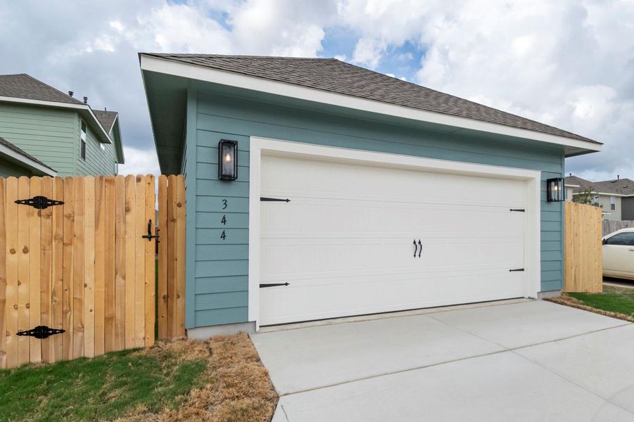 Exterior details and patio area of a home in Blanco Vista, San Marcos (Image 3).
