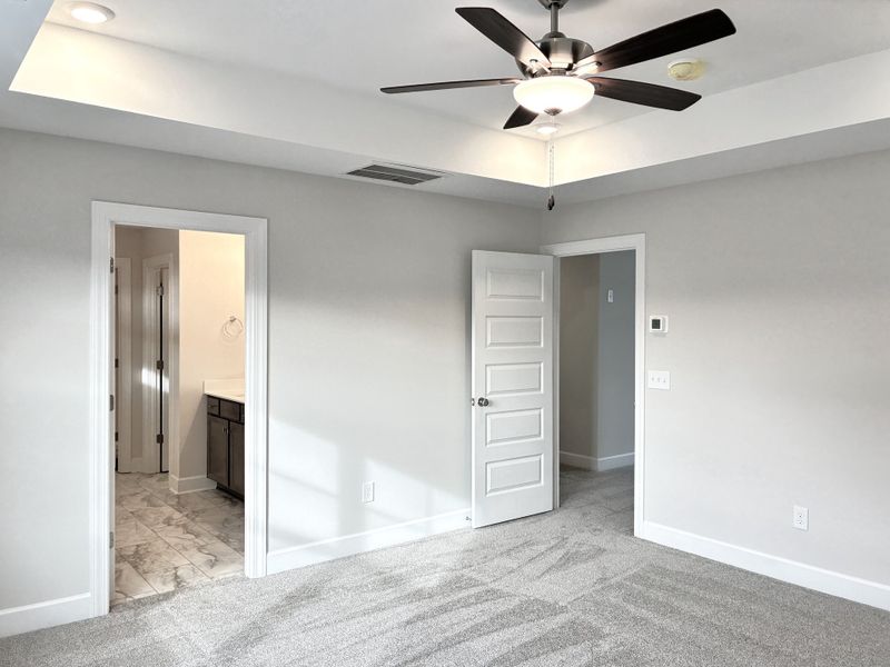 Spacious, unfurnished interior of a new home in Holly Ridge, Greenville (Image 17).