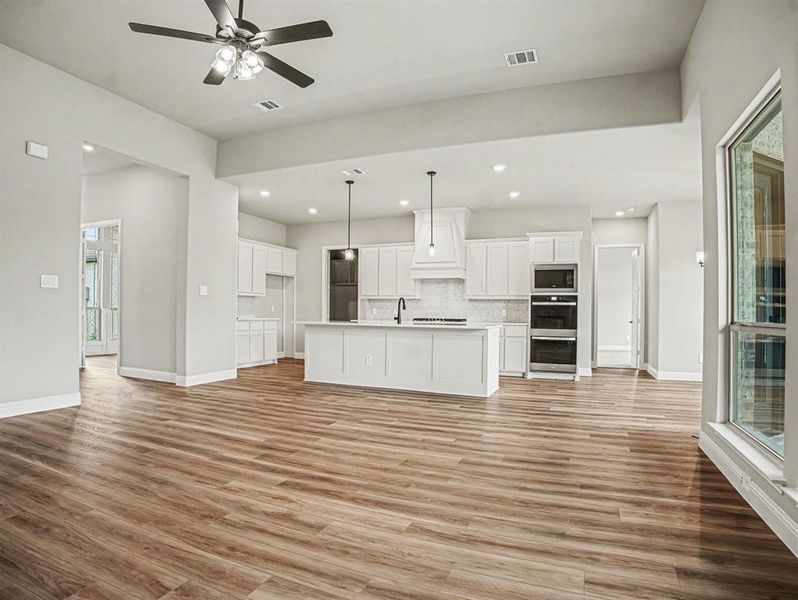Spacious, unfurnished interior of a new home in Sagebrush Addition, Midlothian (Image 16). Spacious, unfurnished interior of a new home in Sagebrush Addition, Midlothian (Image 16).