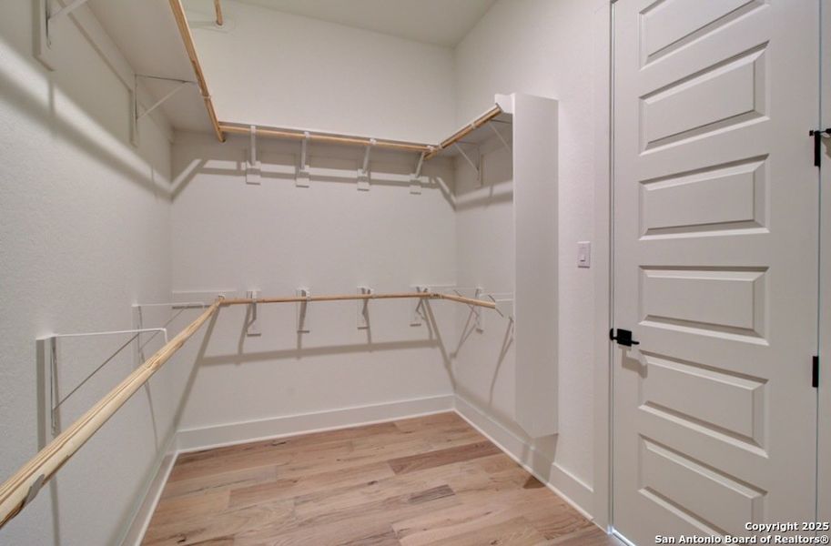 Spacious, unfurnished interior of a new home in Verandas at the Rim, San Antonio (Image 43).