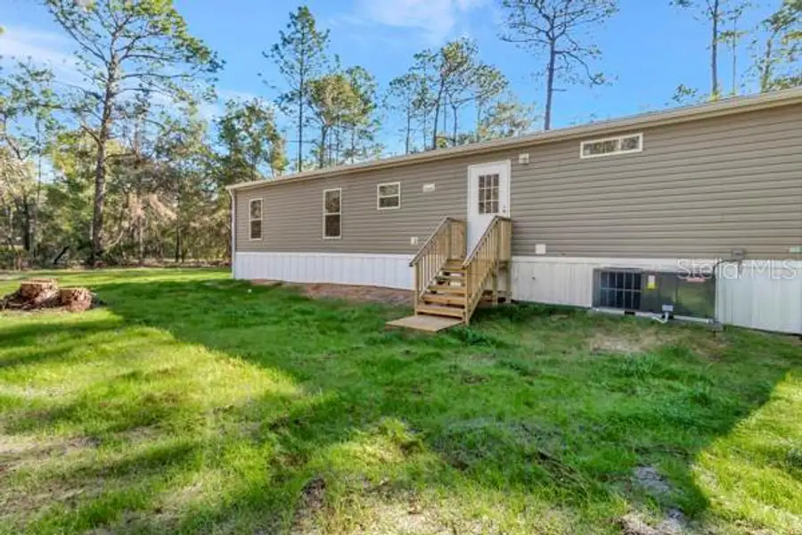 Exterior details and patio area of a home in , Crystal River (Image 4).