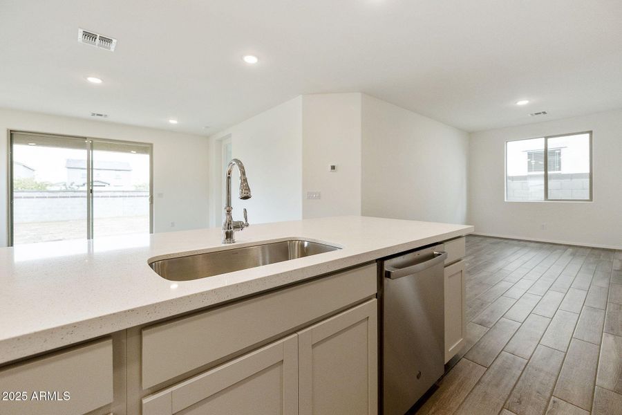 KITCHEN / DINING KITCHEN / DINING