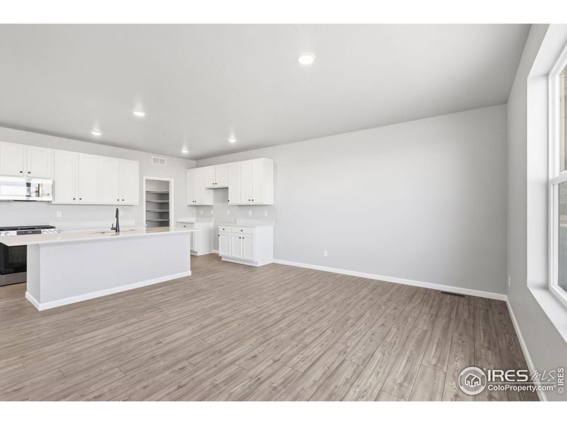 Spacious, unfurnished interior of a new home in Cordovan, Longmont (Image 23).