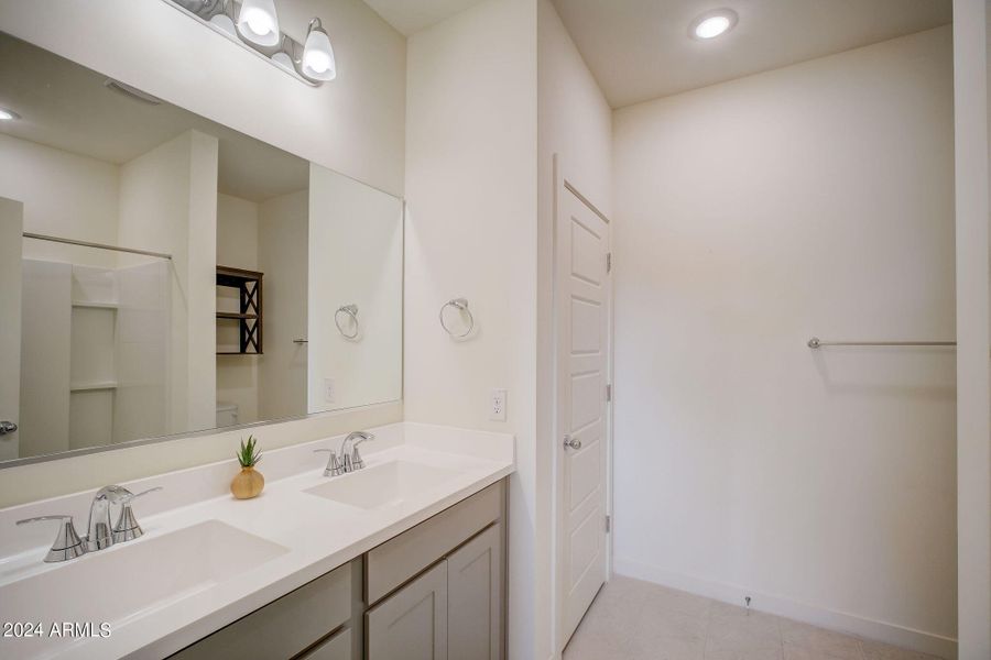 26-web-or-mls-W Santa Monica Ave-024