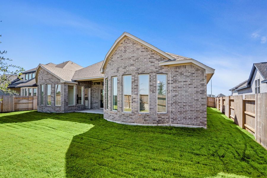 Exterior details and patio area of a home in Valencia 70', Manvel (Image 3).