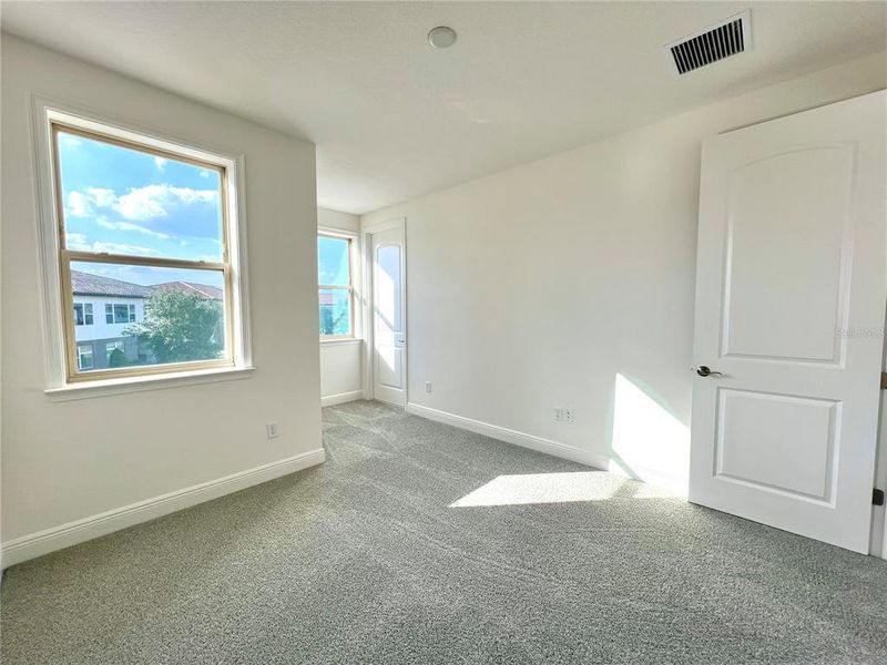 Spacious, unfurnished interior of a new home in , Orlando (Image 38).