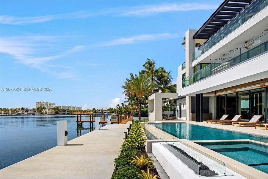 Condo located in Fort Lauderdale, FL showcasing its design and architecture (Image 5).