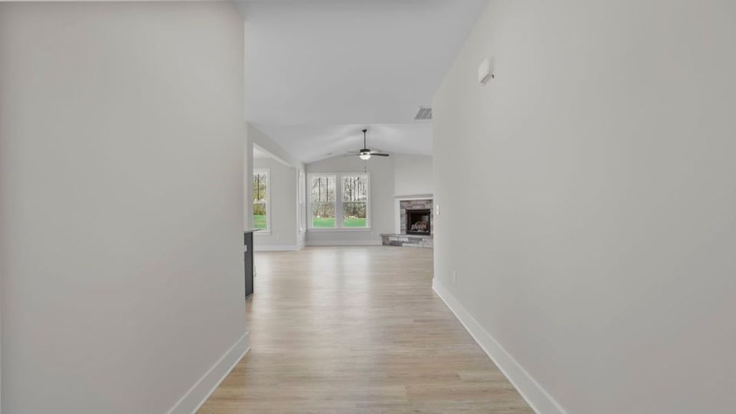 Spacious, unfurnished interior of a new home in Shadowood, Seneca (Image 12).