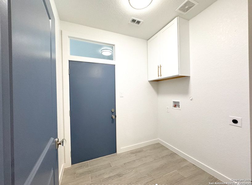 Spacious, unfurnished interior of a new home in , Blanco (Image 8).