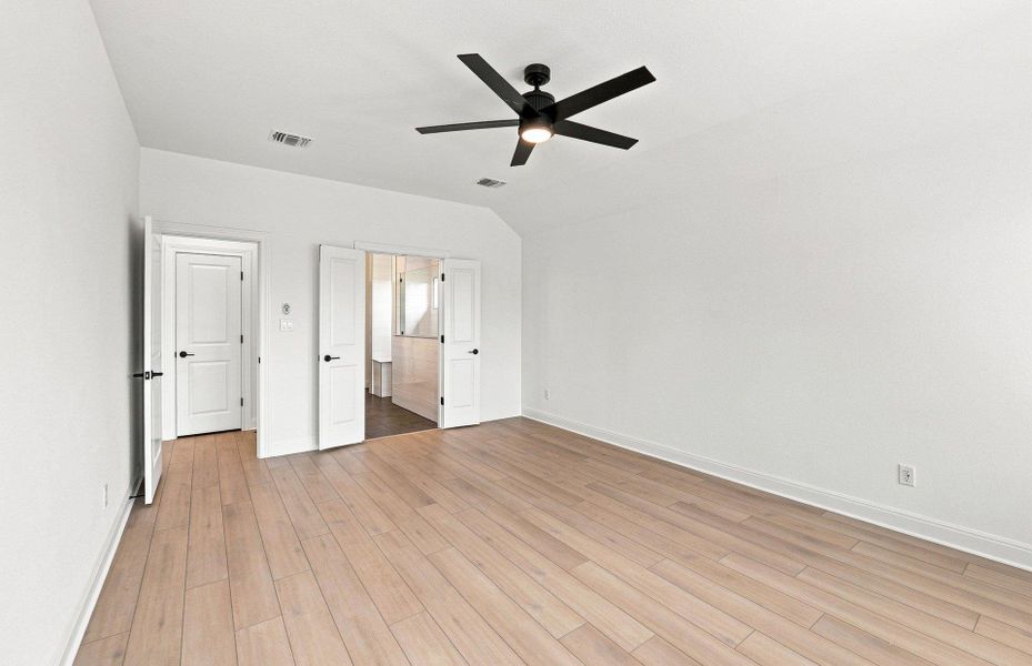 Spacious, unfurnished interior of a new home in Crescent Bluff, Georgetown (Image 27).