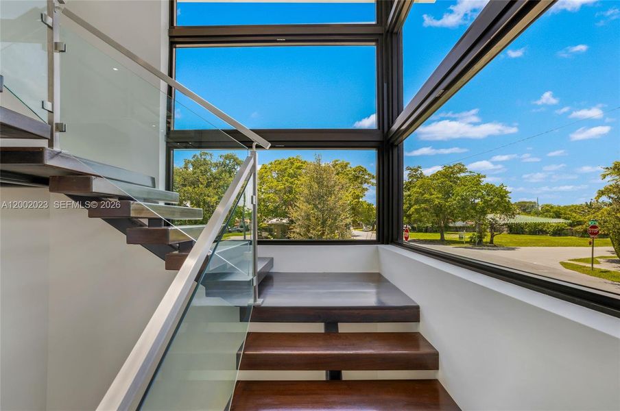 Exterior details and patio area of a home in , Fort Lauderdale (Image 4).
