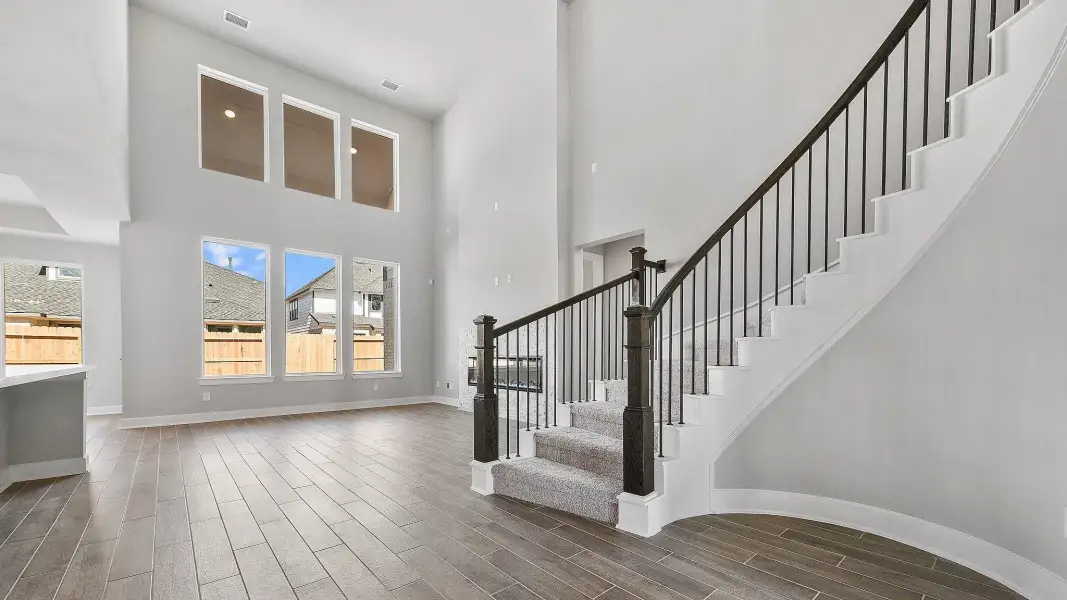 Spacious, unfurnished interior of a new home in Grand Central Park, Conroe (Image 19).