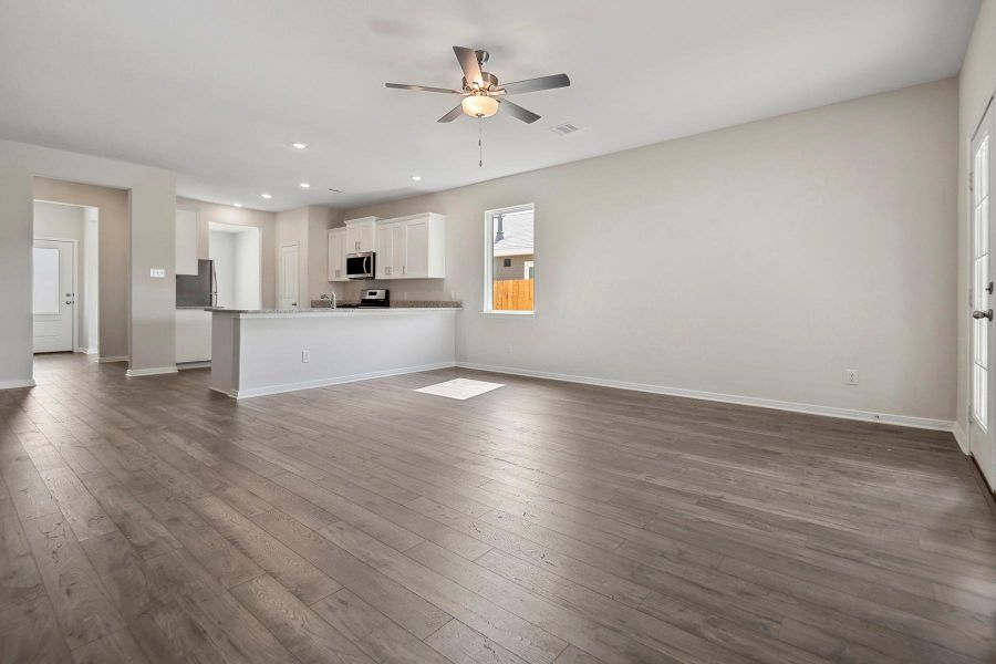 Spacious, unfurnished interior of a new home in Sweetwater Ridge, Conroe (Image 9).