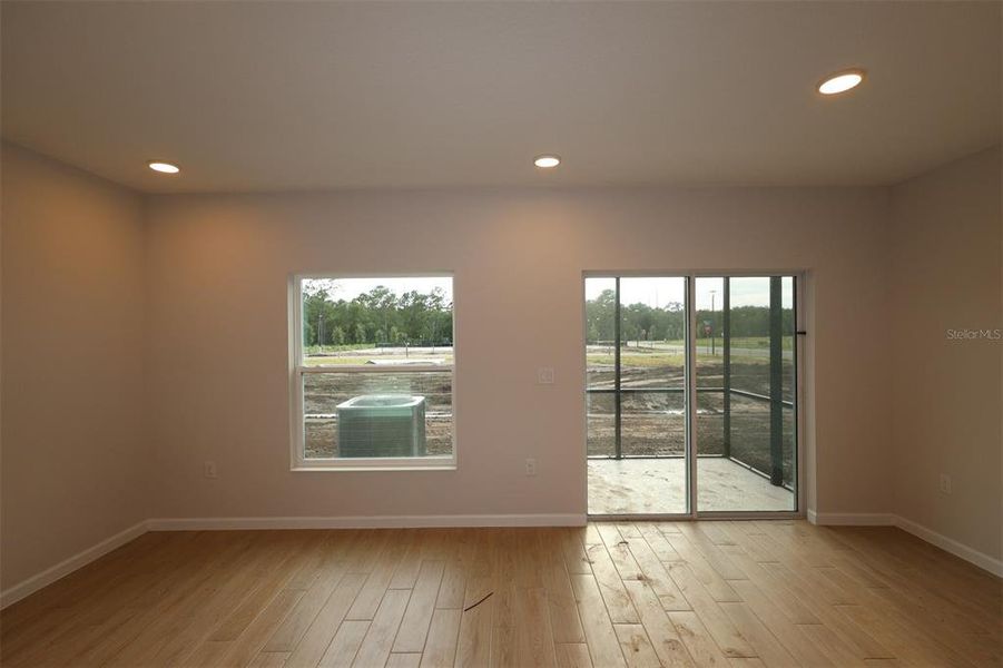 Spacious, unfurnished interior of a new home in Reeves Place, Orlando (Image 16).