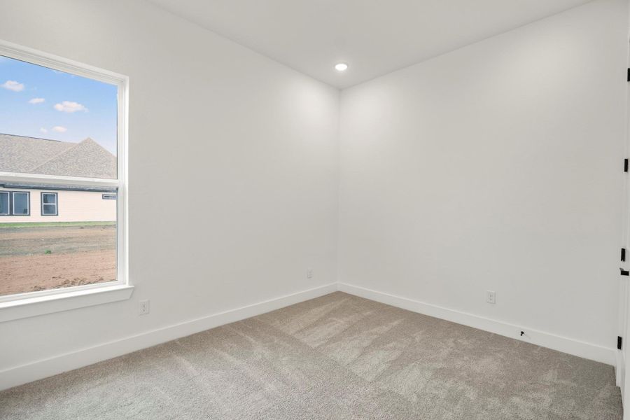 Spacious, unfurnished interior of a new home in Magnolia Bend, Rosharon (Image 42).