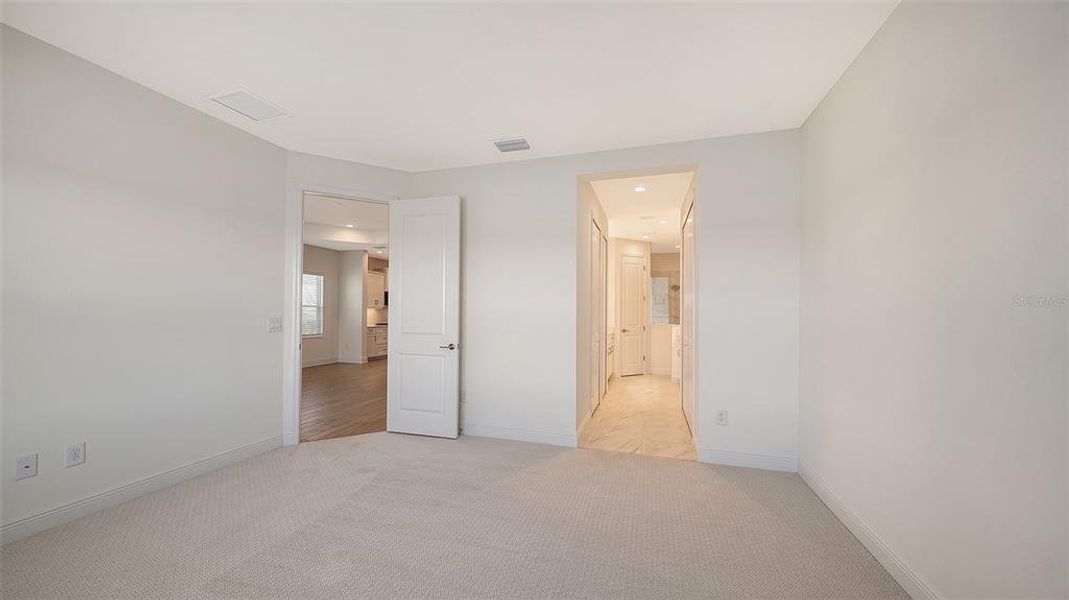 Spacious, unfurnished interior of a new home in , Bradenton (Image 33).