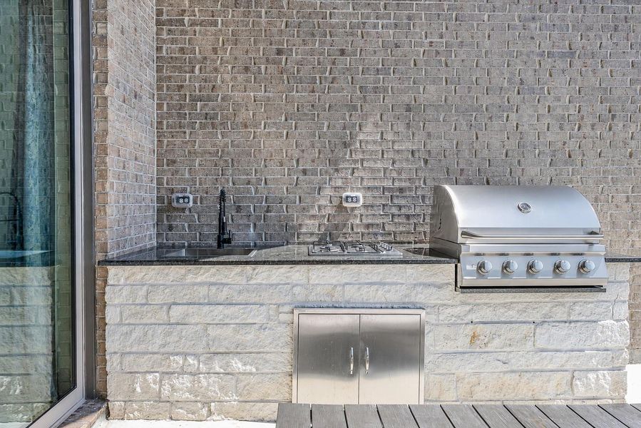 Wonderful outdoor kitchen ready for entertaining.