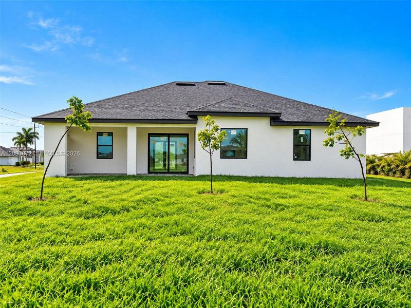 Exterior details and patio area of a home in , Cape Coral (Image 17).
