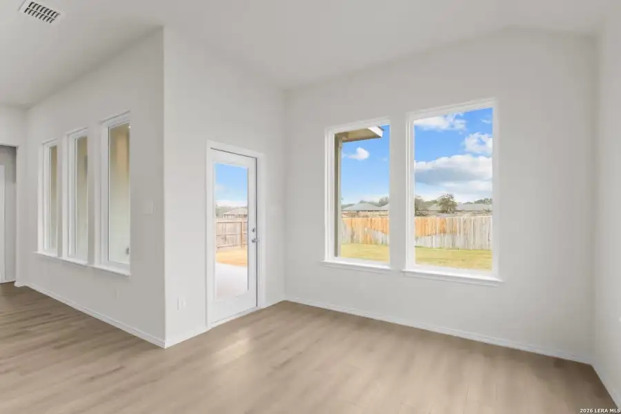 Spacious, unfurnished interior of a new home in Comanche Ridge, San Antonio (Image 24).