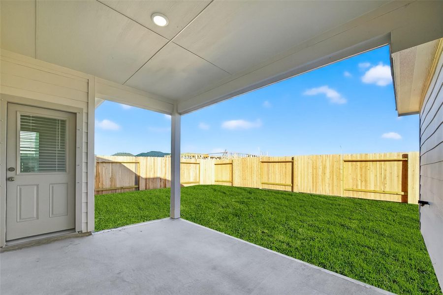 Exterior details and patio area of a home in Rollingbrook Estates, Baytown (Image 3).