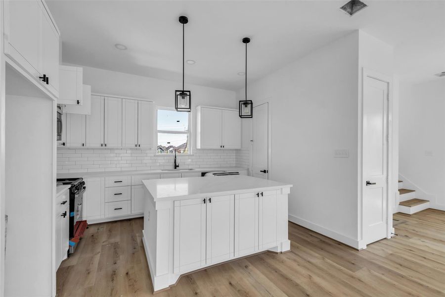 Welcome to this charming kitchen,featuring a functional kitchenisland that adds both style andconvenience to the space. Welcome to this charming kitchen,featuring a functional kitchenisland that adds both style andconvenience to the space.