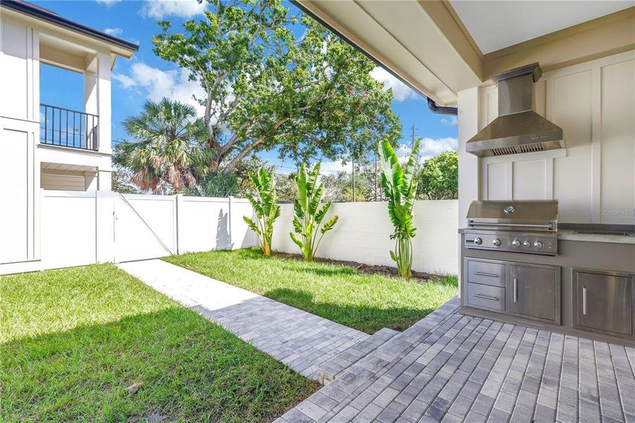 Exterior details and patio area of a home in , St. Petersburg (Image 28).