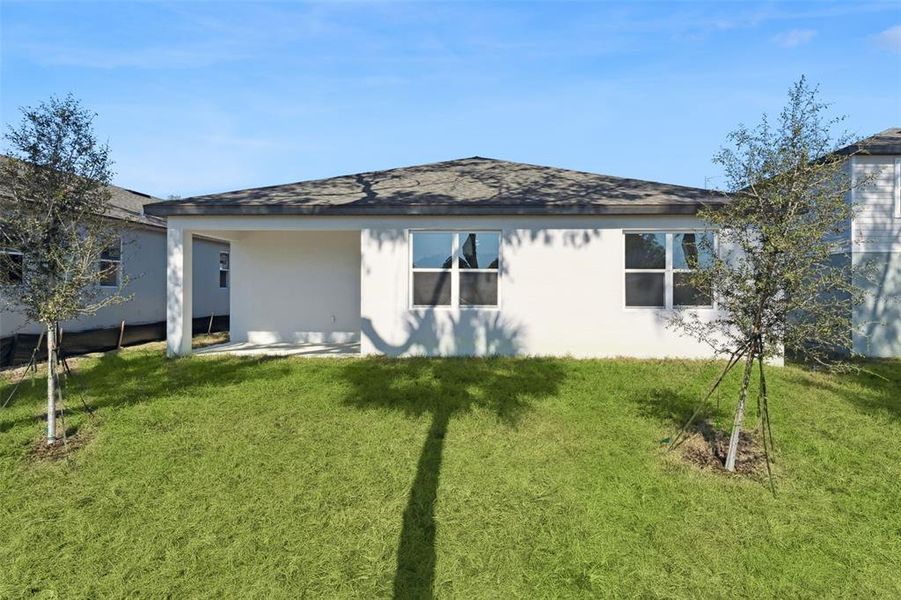 Exterior details and patio area of a home in Eden Crest, Apopka (Image 9).